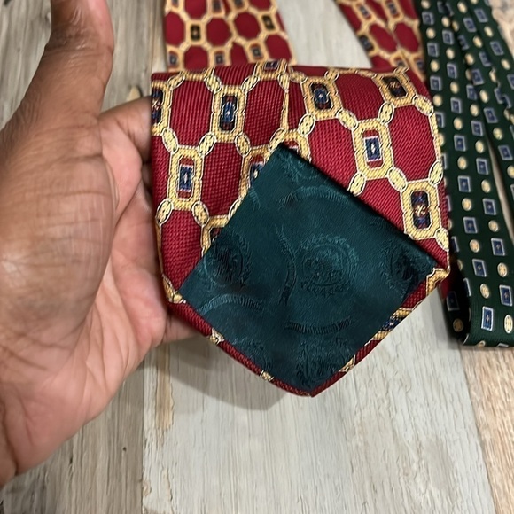 Tommy Hilfiger Mens 100 Silk Necktie Tie Burgandy Green With Logo Patterns - Picture 4 of 8